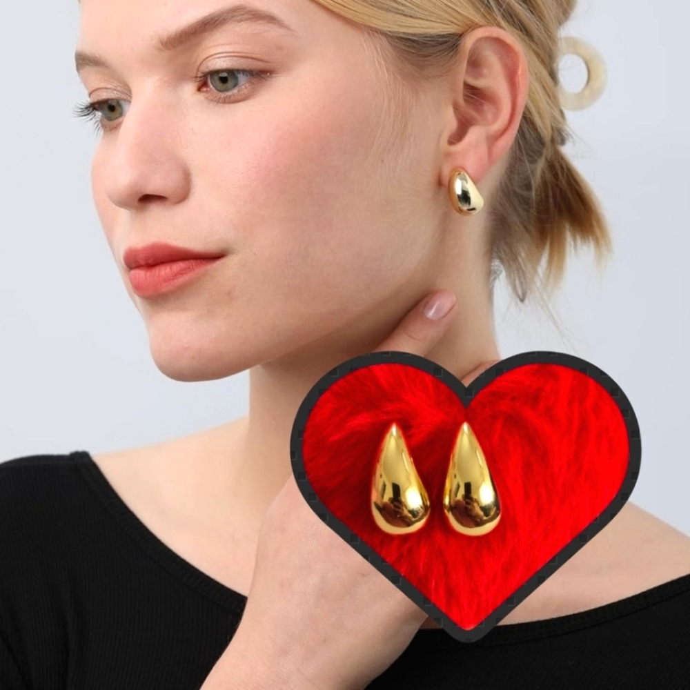Teardrop/chunky 💧 gold stud earrings
